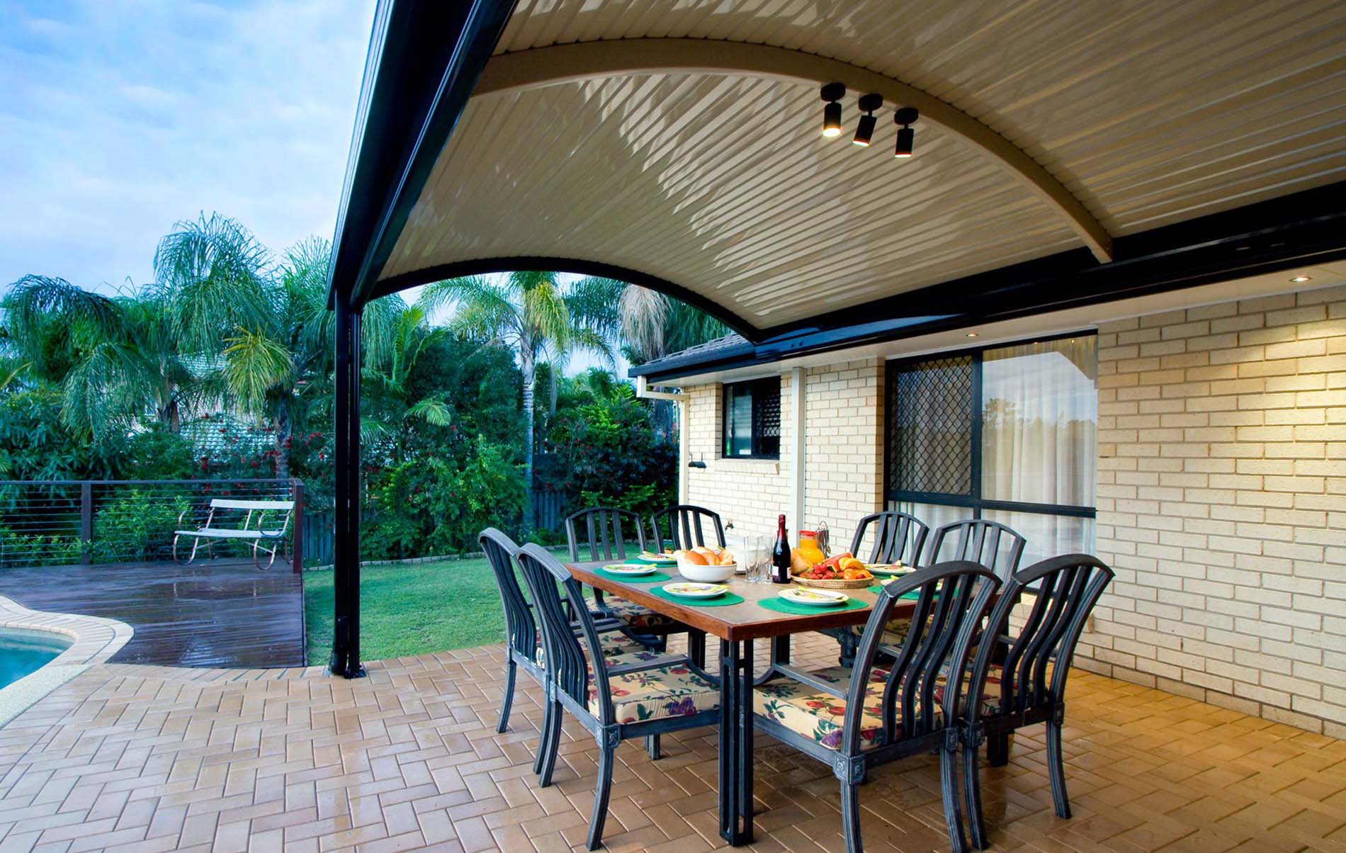Curved roof patio featuring steel frame and clear polycarbonate roofing