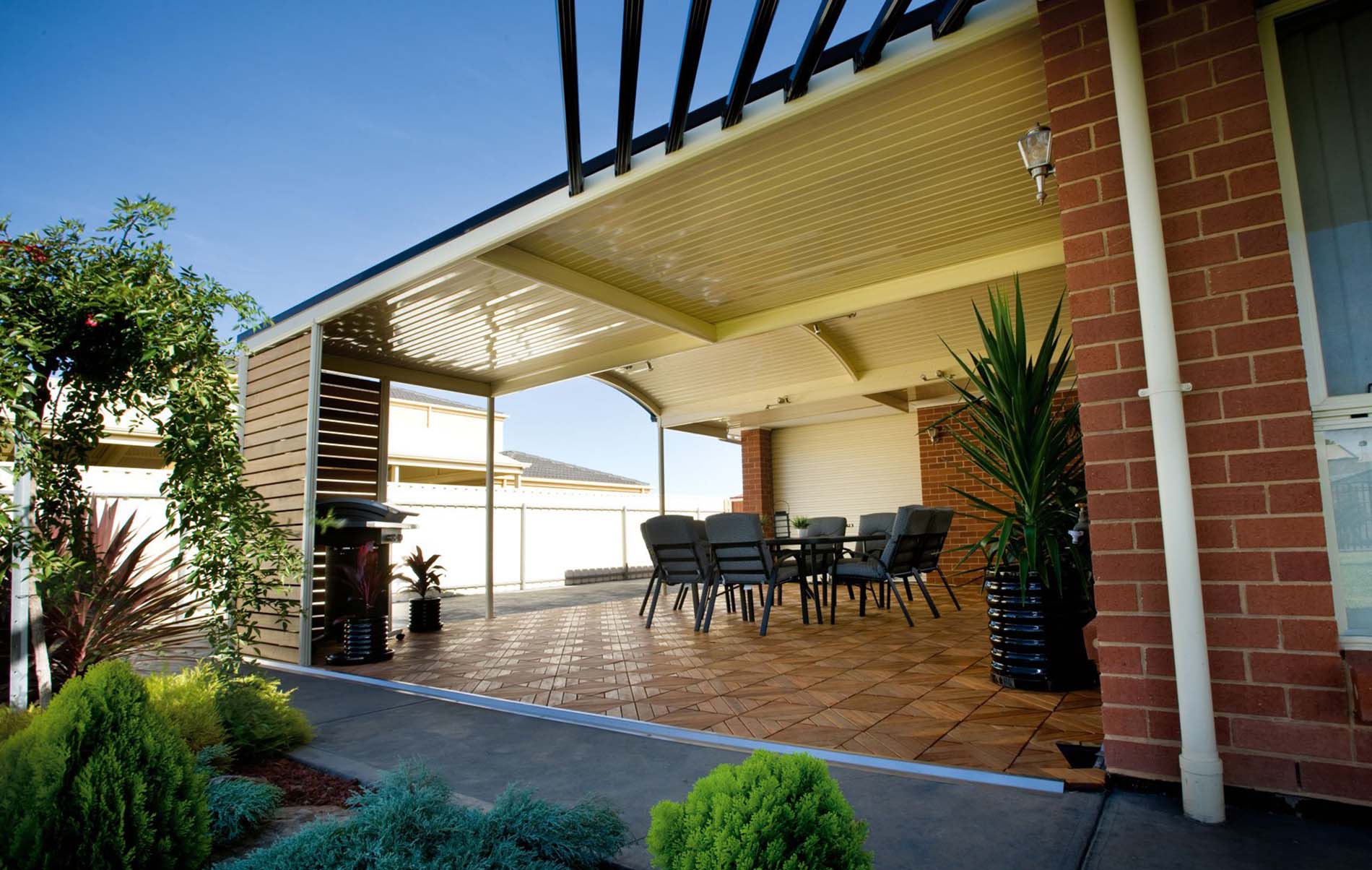 Curved roof patio with ceiling fan and outdoor lounge furniture