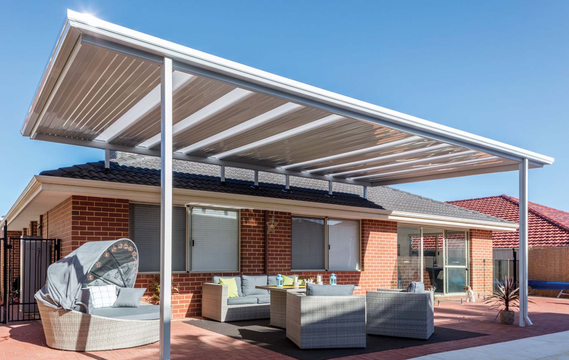 Flat roof patio with integrated lighting and timber-look posts