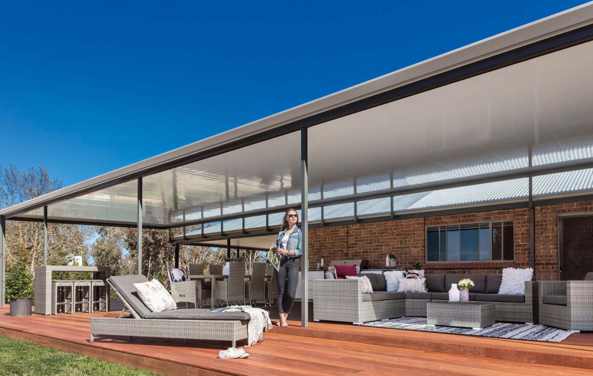Flat roof patio with integrated lighting and timber-look posts